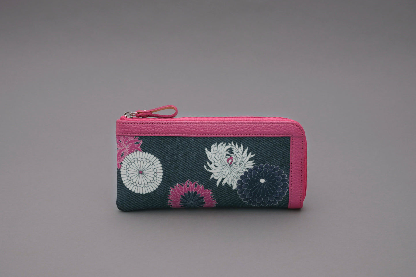 【Web限定】L字開き長財布 B.飛び菊文様デニム地ピンク花(本体価格39,800円)