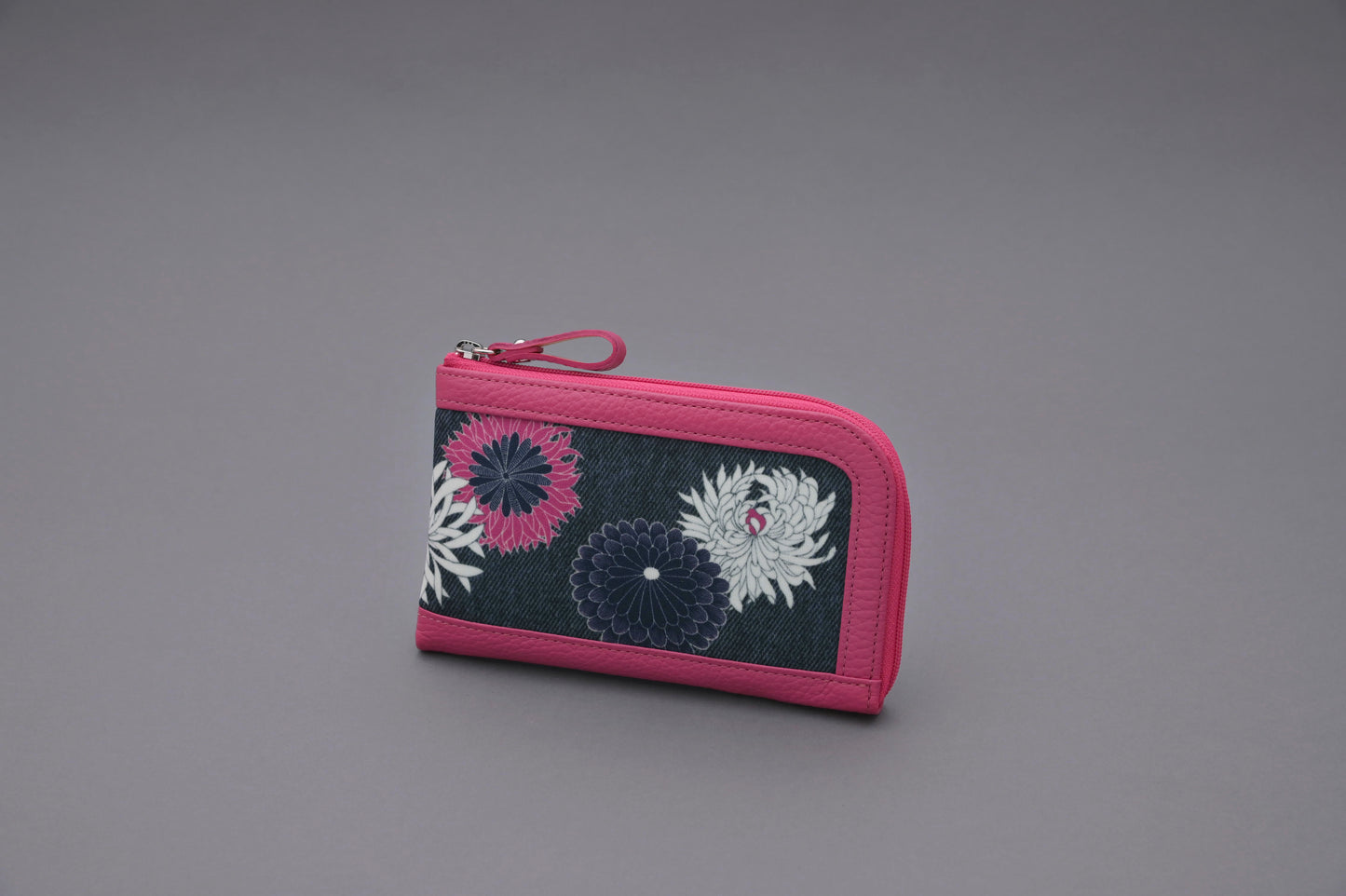 【Web限定】L字開きミニ財布 B.飛び菊文様デニム地ピンク花(本体価格34,800円)