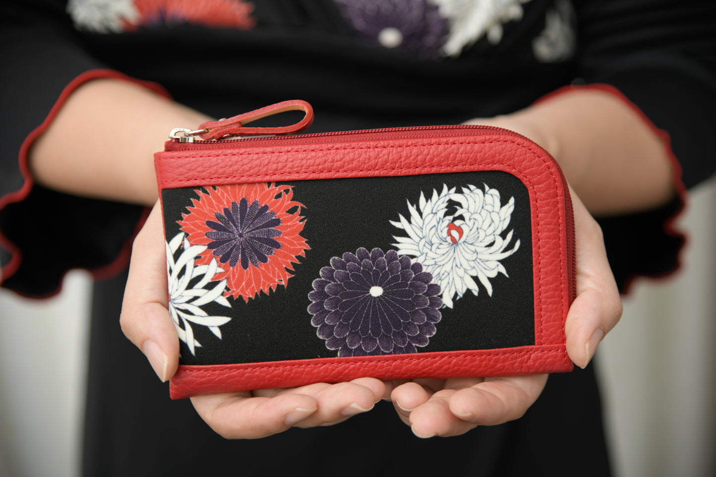 【Web限定】L字開きミニ財布 A.飛び菊文様黒地赤花