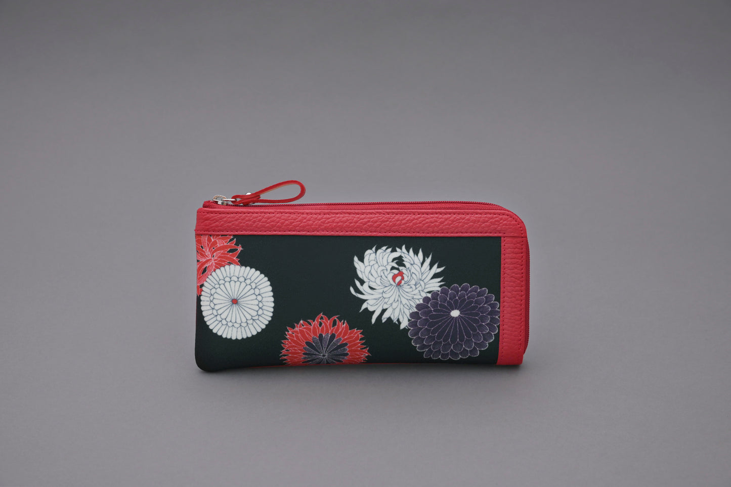 【Web限定】L字開き長財布 A.飛び菊文様黒地赤花柄(本体価格39,800円)
