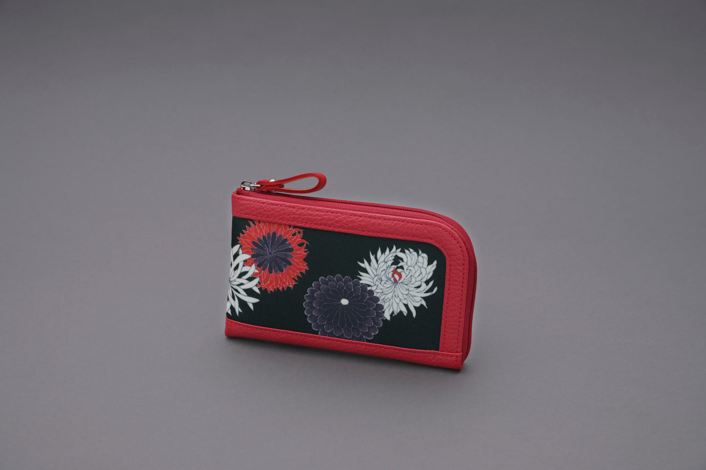 【Web限定】L字開きミニ財布 A.飛び菊文様黒地赤花(本体価格34,800円)