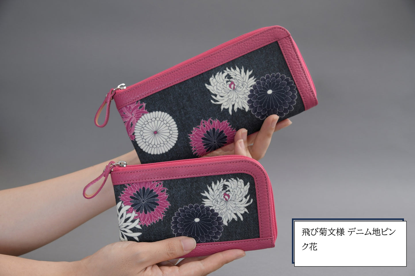 【Web限定】L字開きミニ財布 B.飛び菊文様デニム地ピンク花(本体価格34,800円)